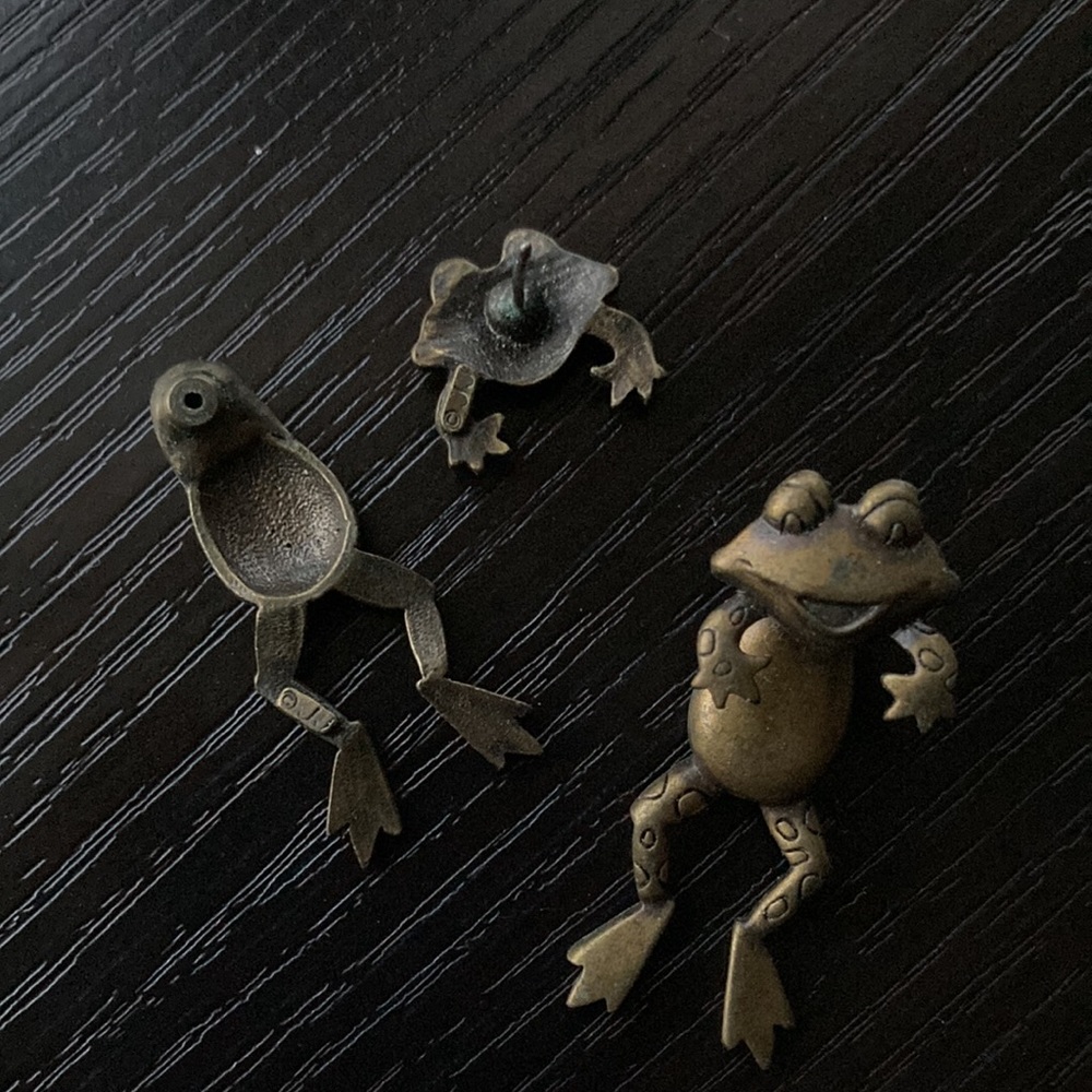 Frog dangle earrings - Picture 4 of 5